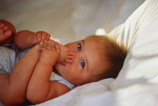 Hvad skal man erstatte de sædvanlige legetøj til babyen: hverdagens genstande