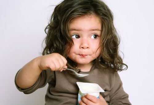 Hvordan lære et barn at spise med en ske og gaffel?