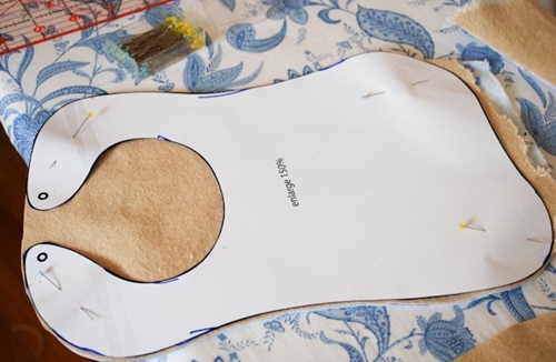 Hvordan sy en baby bib med dine egne hænder