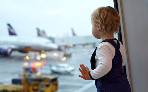 Et lille barn på flyet: råd fra erfarne forældre