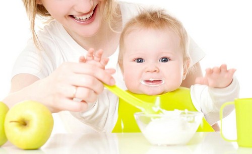 Feeding baby efter måned