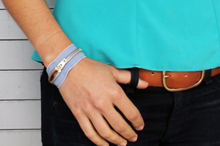 Armbånd til jeans ser stilfuldt ud på armen
