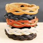 At lære at væve armbånd fra læder