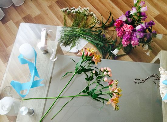 Kombination af alstroemeria og en lille rose til en buket
