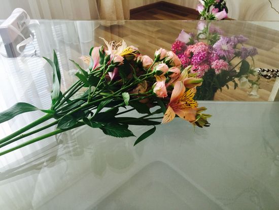 Kombiner alstroemeria og en lille rose til en buket