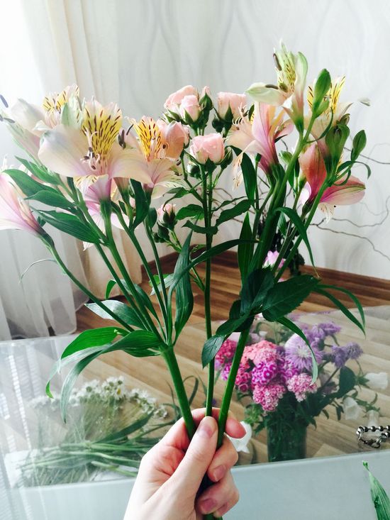 Vi laver blomster ud i en buket