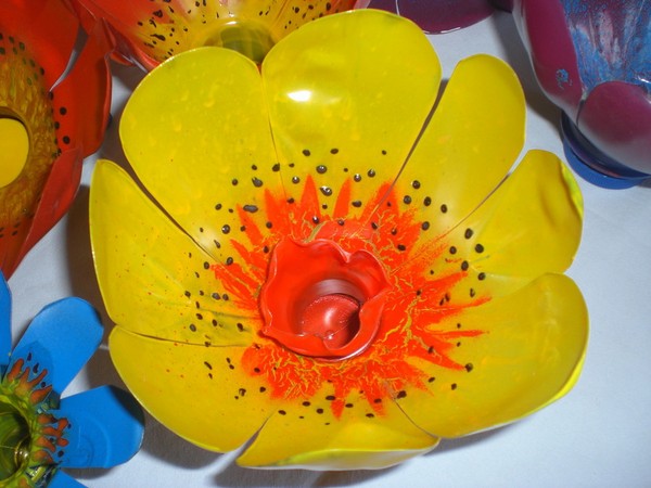 Blomster fra plastflasker: en mesterklasse til fremstilling af plastikhåndværk med egne hænder