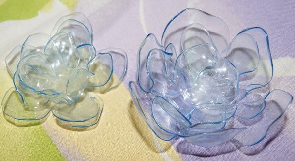 Blomster fra plastflasker: en mesterklasse til fremstilling af plastikhåndværk med egne hænder