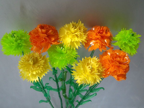 Blomster fra plastflasker: en mesterklasse til fremstilling af plastikhåndværk med egne hænder