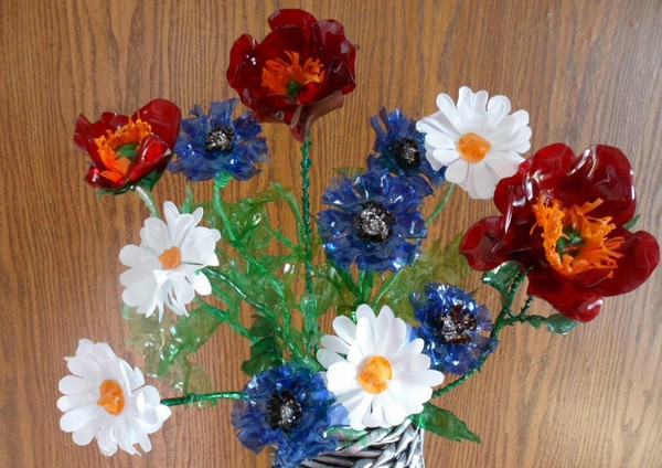 Blomster fra plastflasker: en mesterklasse til fremstilling af plastikhåndværk med egne hænder