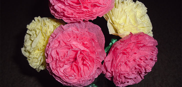 Carnations af farvet papir med egne hænder den 9. maj