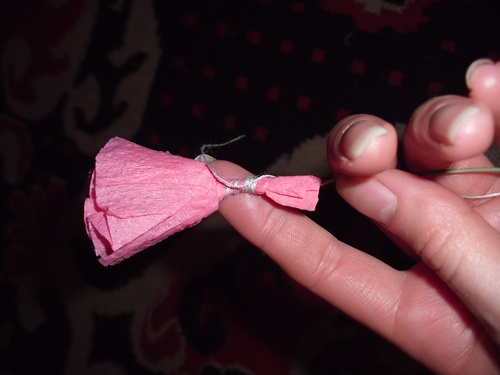 Carnations af farvet papir med egne hænder den 9. maj