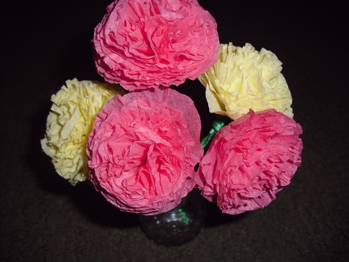 Carnations af farvet papir med egne hænder den 9. maj