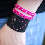 Sådan laver du et læderarmbånd med dine egne hænder