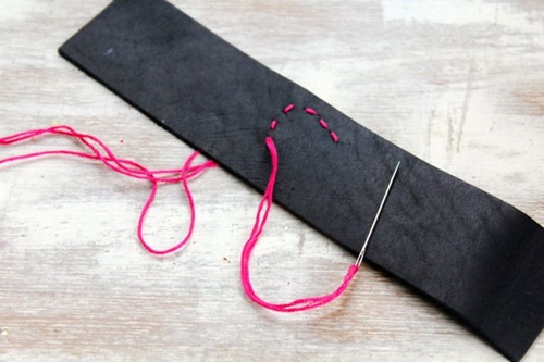 Sådan laver du et læderarmbånd med dine egne hænder