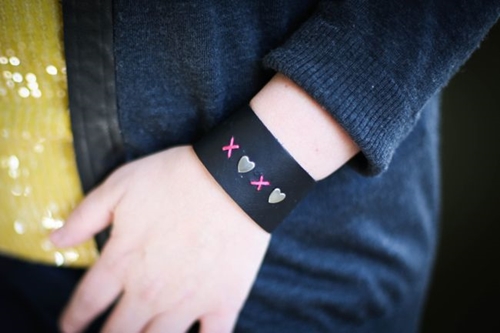 Sådan laver du et læderarmbånd med dine egne hænder