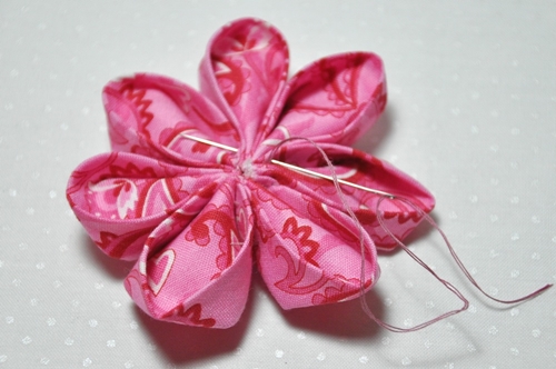 Hvordan man laver blomster kanzashi fra et væv med egne hænder
