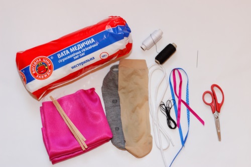 Doll dukke fra improviserede materialer
