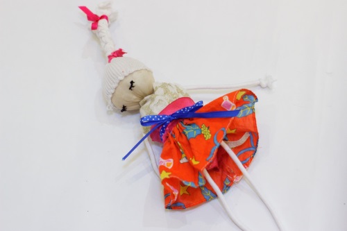 Doll dukke fra improviserede materialer