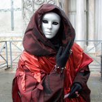 Hvordan laver man en maske med egne hænder til Halloween?