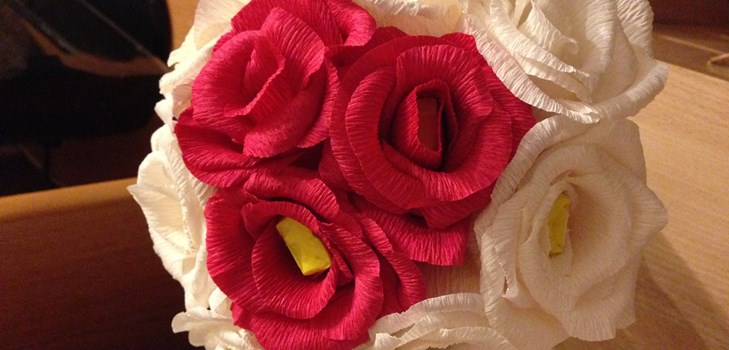 Sådan laver du en rose fra bølgepap: en mesterklasse Sådan laver du en rose fra bølgepap: en mesterklasse
