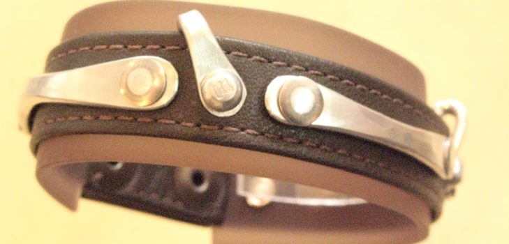 Hvordan man laver et bredt mænds læderarmbånd