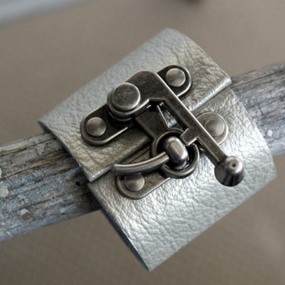 Hvordan man laver et bredt mænds læderarmbånd