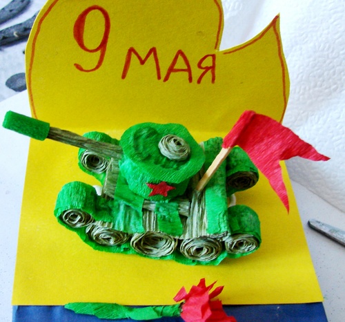 Håndværk til 9. maj med egne hænder: en tank papir