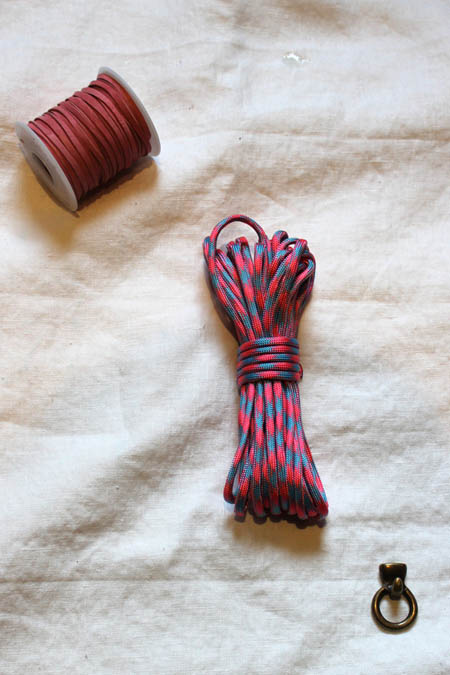 Armbånd med bred ledning og strimler af læder