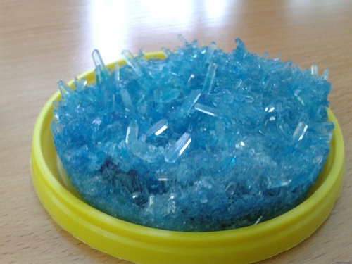 Sådan dyrker du en krystal fra salt derhjemme