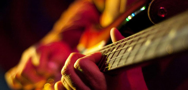 Hvordan lærer man at spille sange på guitaren?