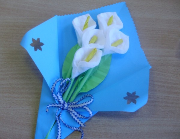 En gave til mor blomster fra en bomuldskiosk mesterklasse med et billede Blomster calla fra bomuldsuld med egne hænder