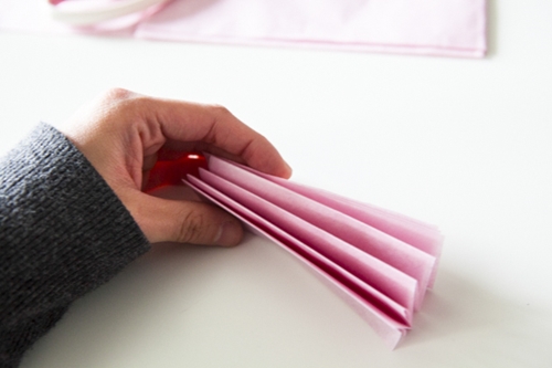 Sådan laver du pom-poms fra papir