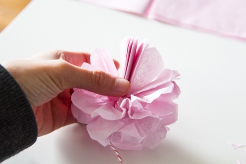 Sådan laver du pom-poms fra papir
