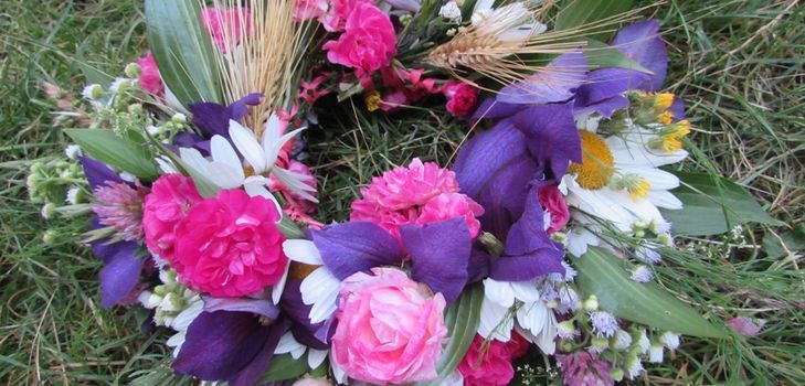 Krans af blomster til brylluppet med egne hænder