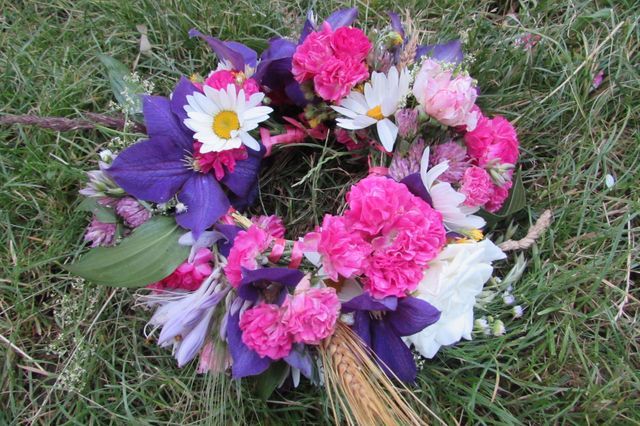 Krans af blomster til brylluppet med egne hænder