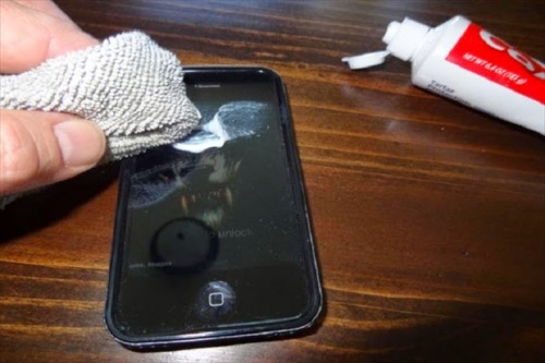 Sådan fjerner du ridser fra din telefon