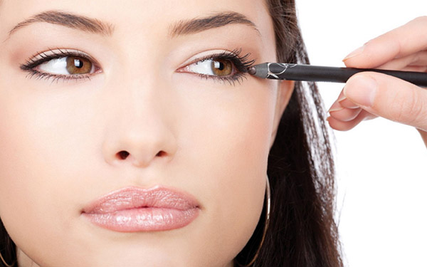 Effektiv sminke i ti minutter: tip makeup artist Chanel
