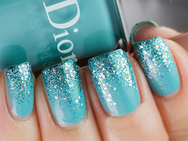 Glitter og Swarovski sten som en tendens til vinter manicure 2016-2017