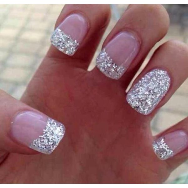 Glitter og Swarovski sten som en tendens til vinter manicure 2016-2017