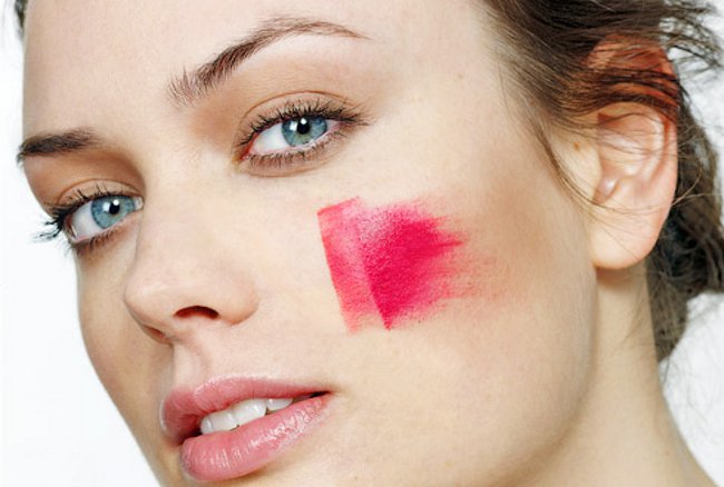 Sådan ansøger du blusher korrekt Sådan ansøger du blusher korrekt