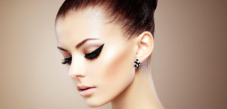 Hvordan man trækker pile foran eyeliner