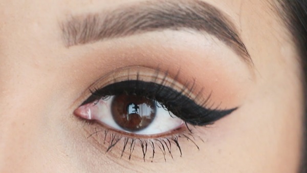 Hvordan man trækker pile foran eyeliner
