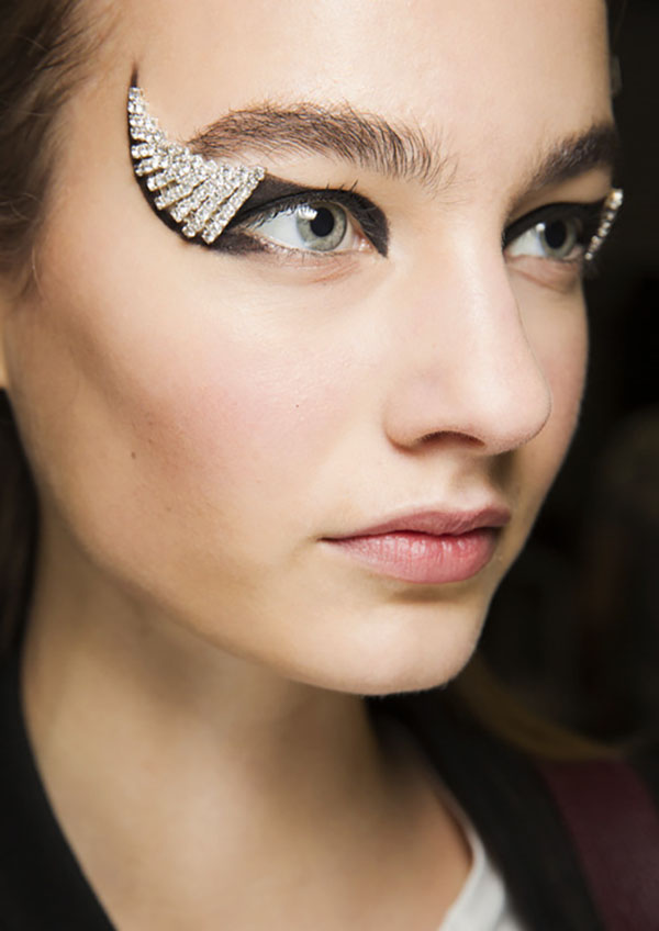 Mascara og en samling af produkter til perfekt makeup. Makeup Trends Fall-Winter 2016