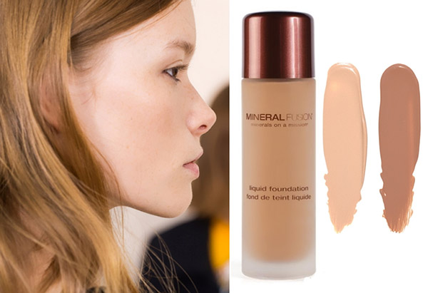 Laconic kontrasterende hænder - hit-2017: makeup i stil med Chloe