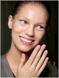 Moderigtigt foråret manicure 2011