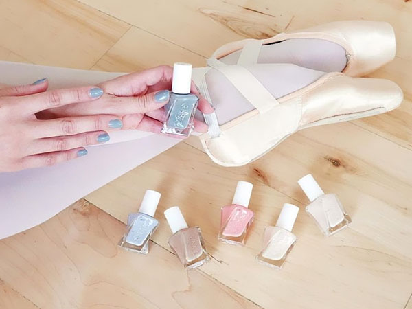 Pastelmanikyr: En samling af lakker Essie Gel Couture Ballet Nudes 2017