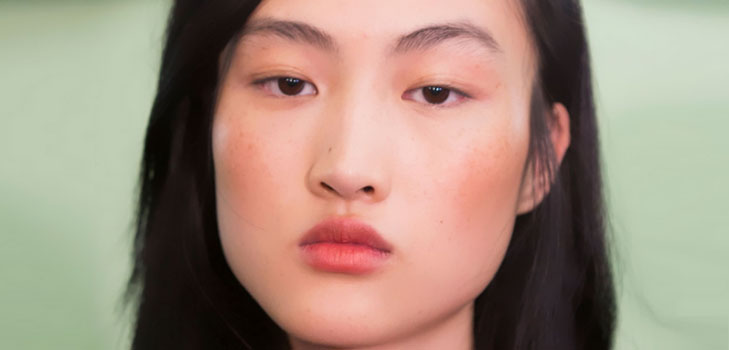 Frisk sommer makeup af J.W. Anderson i 10 minutter: en detaljeret mesterklasse
