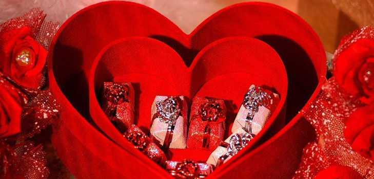 Hvad skal du give en pige til Valentinsdag: ideer til gaver