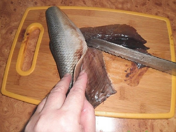 Hvordan skære silden fra knoglerne korrekt og hurtigt